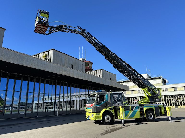 نخستین نردبان آتشنشانی اتوماتیک الکتریکی در جهان در راستای شهر صفر خالص