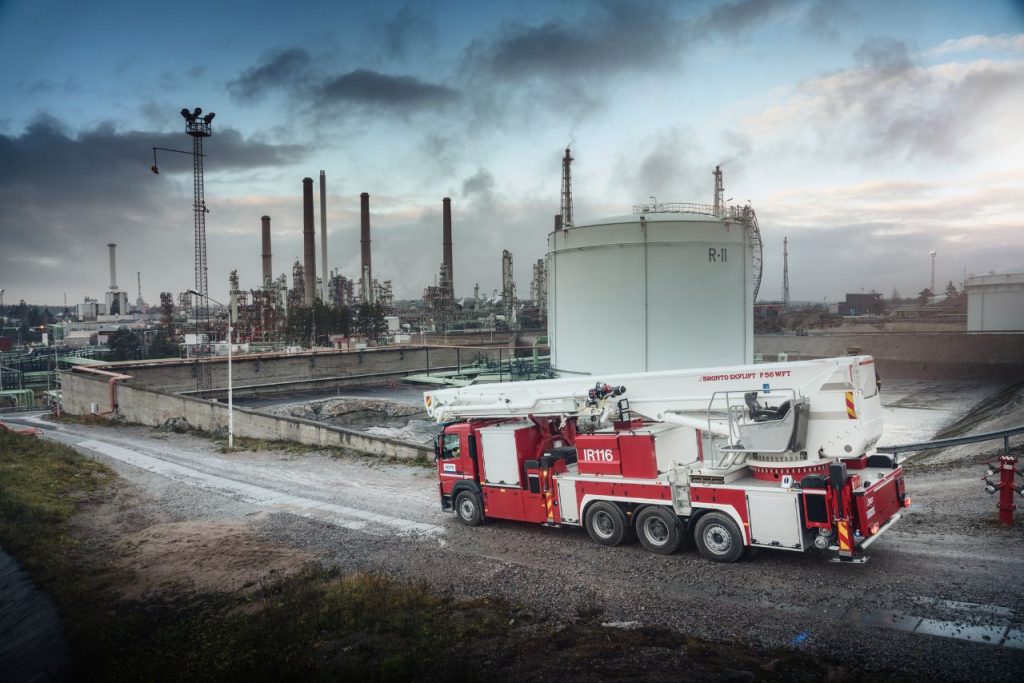 سکوی‌ هوایی آتش نشانی ناجی عملیات اطفای حریق صنعتی