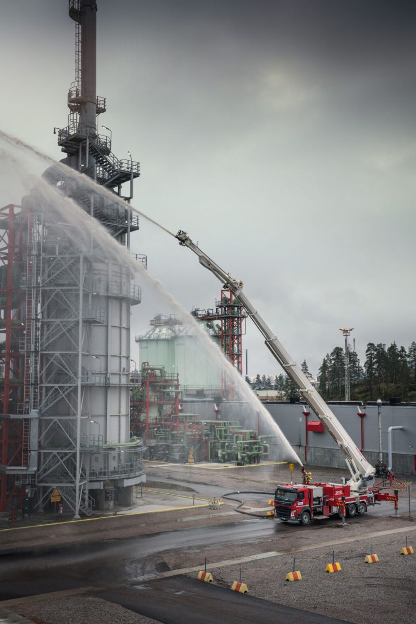 سکوی‌ هوایی آتش نشانی ناجی عملیات اطفای حریق صنعتی