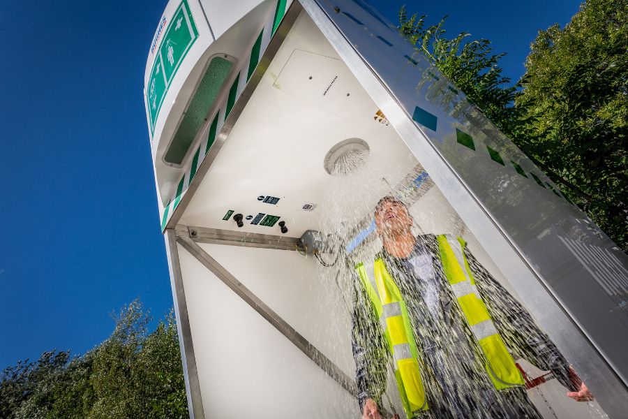 دوش‌ و چشم شوی اضطراری چه نقشی در برابر خطرات محیط کار دارند؟