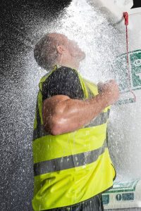 دوش‌ و چشم شوی اضطراری چه نقشی در برابر خطرات محیط کار دارند؟