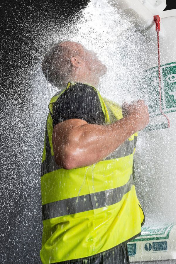 دوش‌ و چشم شوی اضطراری چه نقشی در برابر خطرات محیط کار دارند؟